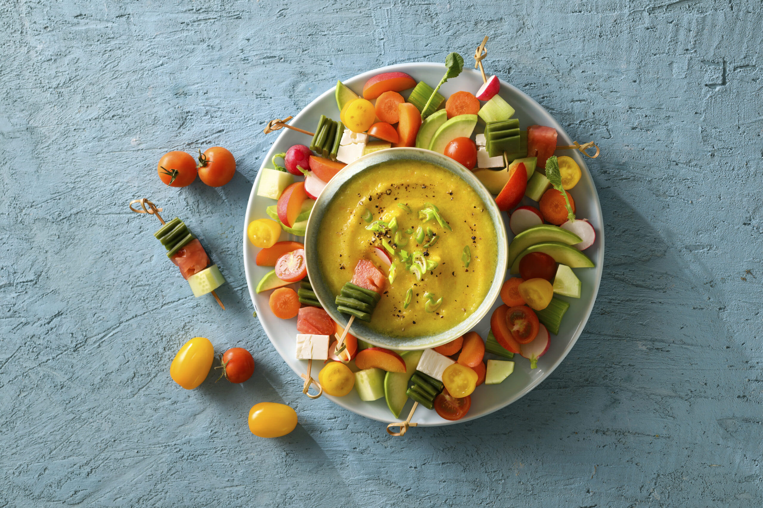 Gazpacho jaune & brochettes colorées - un soleil dans le verre