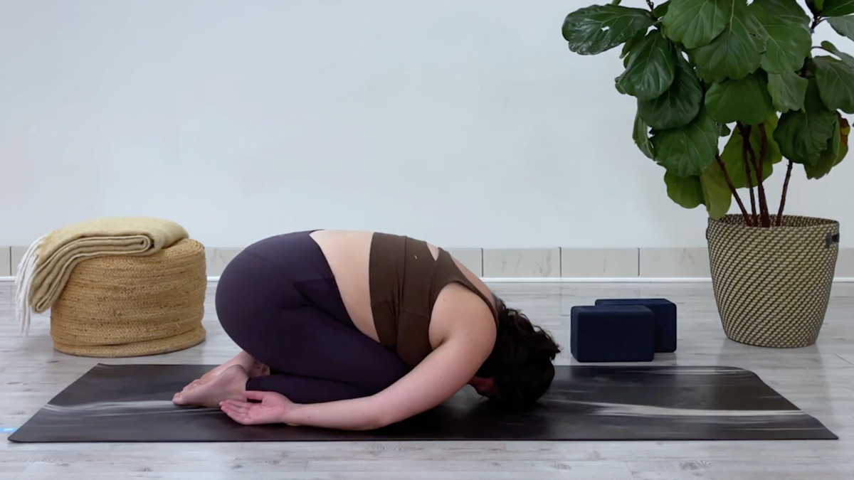 Douze minutes de yin yoga pour laisser retomber la journée