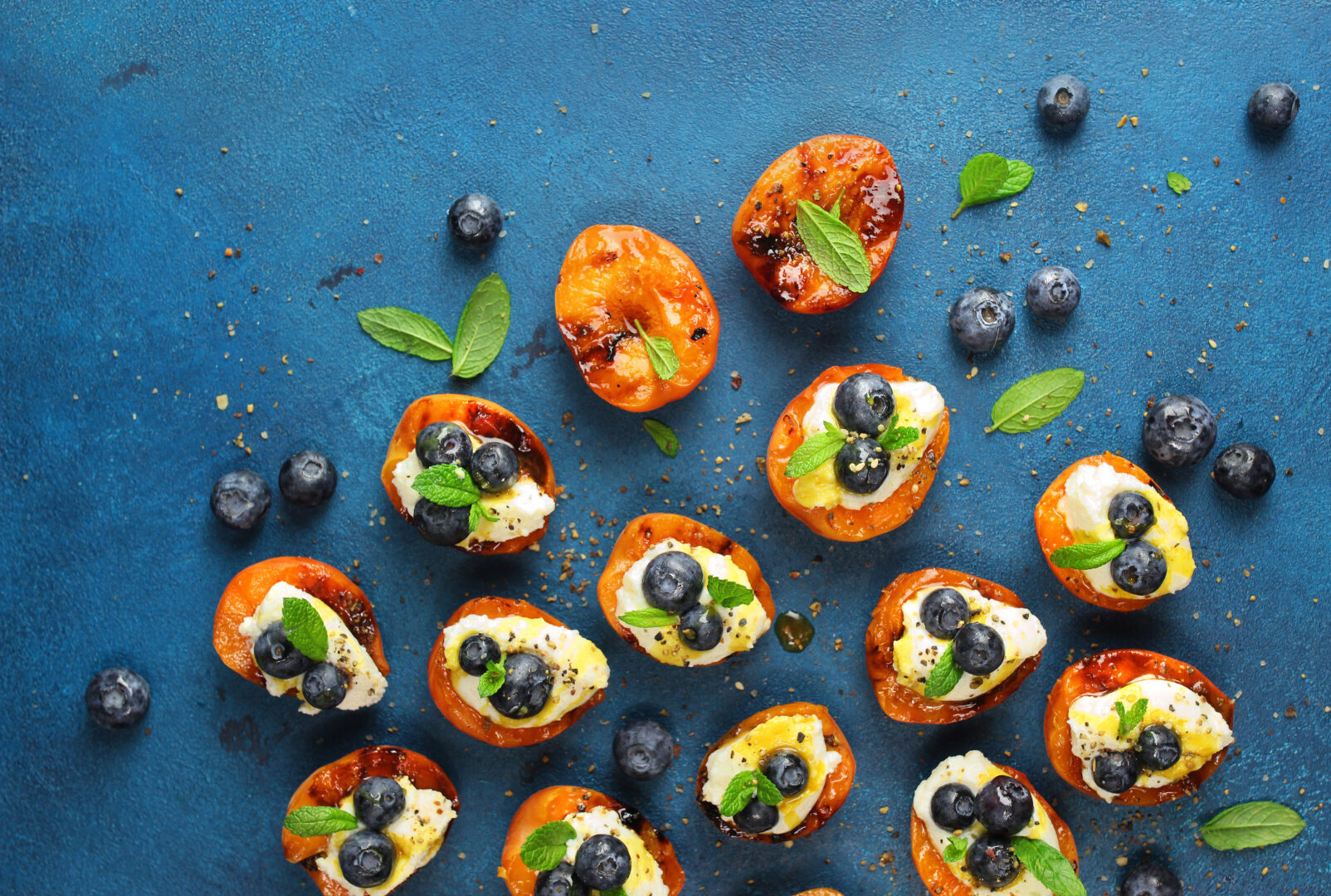 Abricots farcis à l'amandine - un dessert d'été qui tient sur trois ingrédients